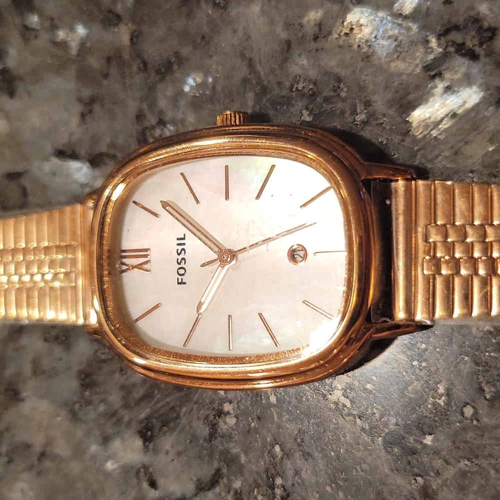 Fosil Watch For Women - Picture 2 of 3
